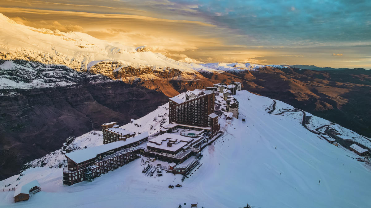 Desfrute de um encantador por do sol desde um ângulo totalmente diferente, do alto da Cordilheira. Além disso, aproveite para conhecer o Valle Nevado.